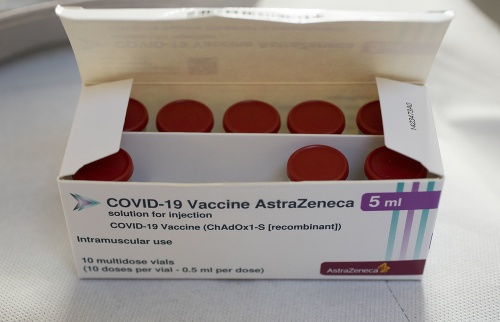 Balenie s ampulkami vakcíny proti ochoreniu COVID-19 od spoločnosti AstraZeneca.