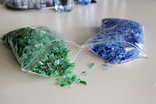 Pet vločky: : Modrá a zelená patria medzi základné farby pri výrobe fliaš. 