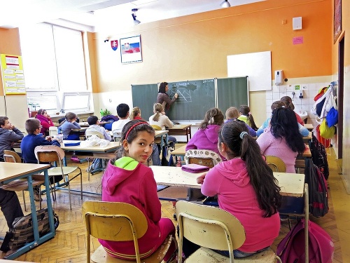Vzdelávanie rómskych detí: Aj na Slovensku je často diskutovanou témou práve školská dochádzka.