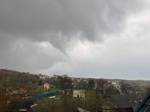 Silná búrka a prírodný úkaz vyčíňali aj vo Varhaňovciach (okr. Prešov).