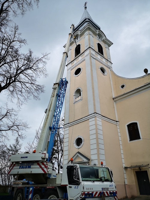 Majster zvonár prezradil, že zvon z veže kostola svätého Jakuba v Dubnici nad Váhom patrí medzi modernejšie zvony.