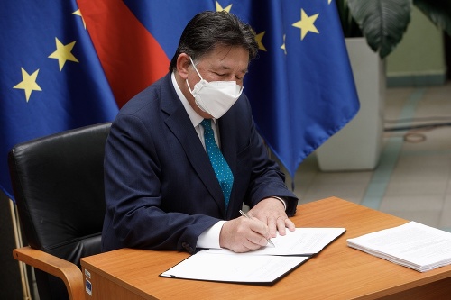 Minister životného prostredia SR Ján Budaj podpisuje vyhlášku o ochrane vlka dravého.