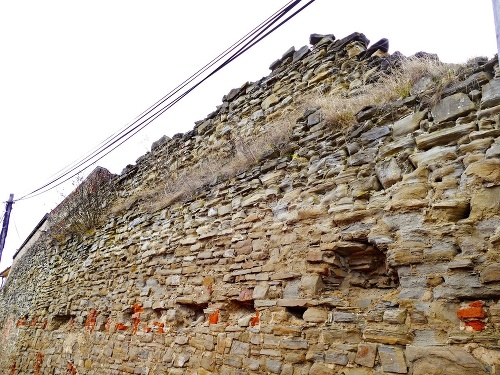 Rekonštrukcia je nutná, hrozí, že sa hradobné múry zrútia.