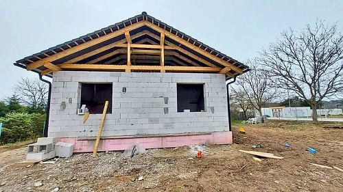 Rodinka si stavala vysnívaný domček, na ktorý treba platiť časť hypotéky. Jeho dokončenie je však pre tragédiu v nedohľadne.