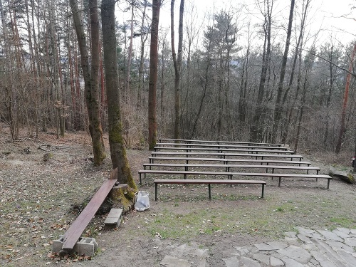 Lavičky pri kaplnke v tichom prostredí podpolianskeho lesa medzi Detvou a obcou Kriváň.