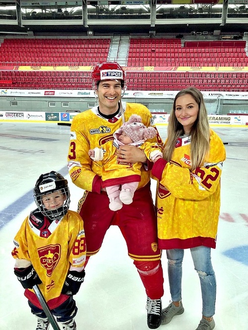 Hokejistu Braňa Rehuša podporuje celá rodinka. Na ľade už aj najmladšia Melissa.