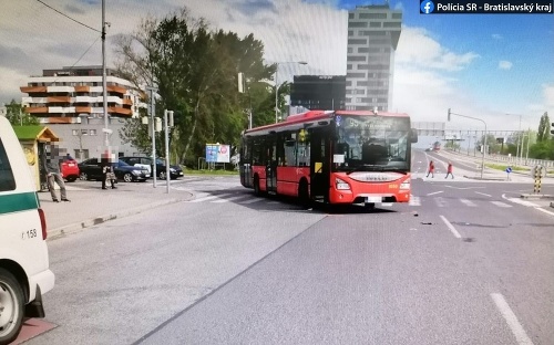 V Petržalke zrazil autobus MHD chodkyňu, utrpela ťažké zranenia.