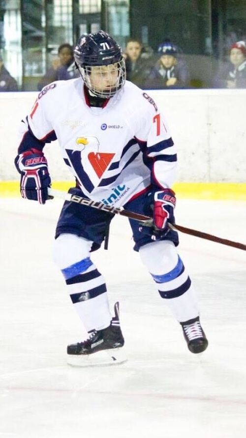 Obranca Luca Krakovský (16) podpísal prvý profesionálny kontrakt s HC Slovan Bratislava