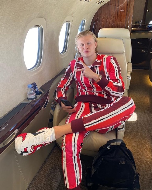 Erling Haaland v lietadle v pyžame.