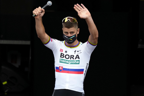 Slovenský cyklista Peter Sagan z tímu BORA-hansgrohe máva divákom počas predstavenia tímov pred sobotňajším štartom 108. edície legendárnych cyklistických pretekov Tour de France.