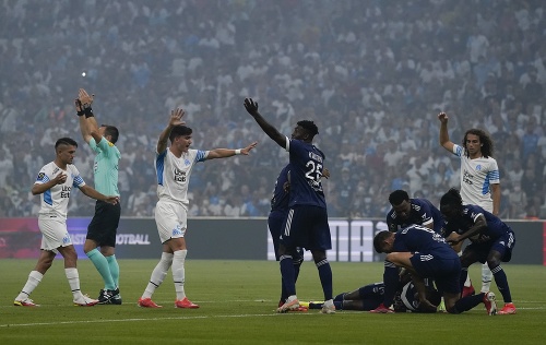 Futbalista Samuel Kalu z Bordeaux leží na zemi počas zápasu 2. kola francúzskej Lige 1 Olympique Marseille - Girondins Bordeaux.