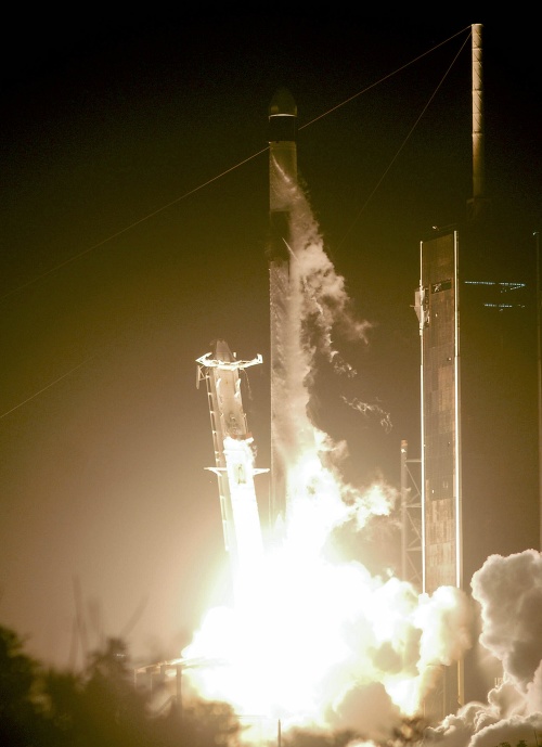 Komerčná nákladná loď Dragon spoločnosti SpaceX odštartovala z Kennedyho vesmírneho strediska (KSC) na Floride so zásobami pre Medzinárodnú vesmírnu stanicu (ISS) v nedeľu 29. augusta 2021.