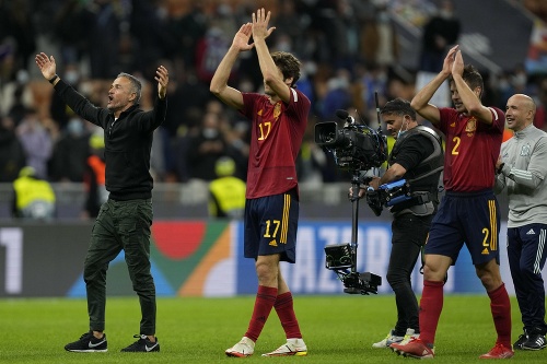 Zľava tréner španielskej futbalovej reprezentácie Luis Enrique a jeho zverenci Marcos Alonso a Cesar Azpilicueta sa tešia po semifinálovom zápase Ligy národov.
