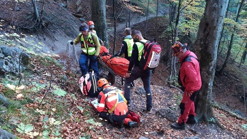 Telo 67-ročného muža v bezvedomí objavili náhodní turisti a zalarmovali horských záchranárov.