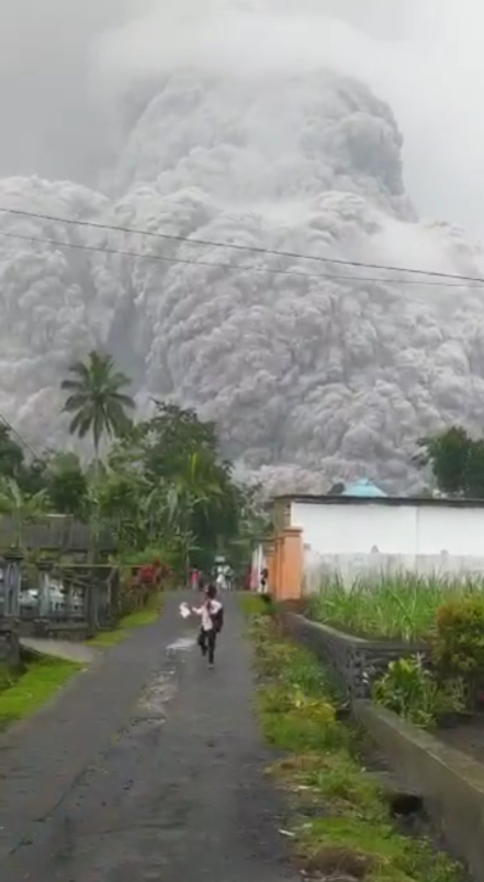 Ľudia začali utekať pred oblakom dymu.