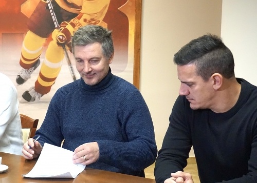 Fínsky tréner Tero Lehterä (vľavo) pri podpise zmluvy.