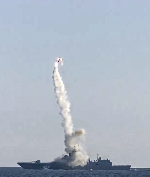 Štart testovanej hypersonickej strely 3M22 Zirkon z fregaty Admiral Gorškov v Bielom mori na severe Ruska 19. júla 2021.