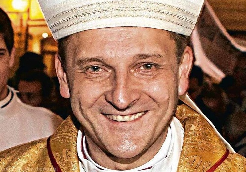 Kňaz, ktorý sexuálne zneužíval Janusza Szymika.