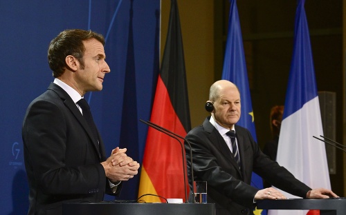 Francúzsky prezident Emmanuel Macron a nemecký kancelár Olaf Scholz.