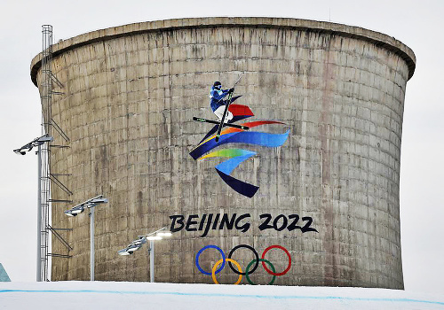 Jedno z dejísk zimných olympijských hier v Pekingu, freestylové lyžiarske stredisko Big Air Shougang, vyvolalo rozruch na sociálnych sieťach pre svoj ťažký industriálny vzhľad.