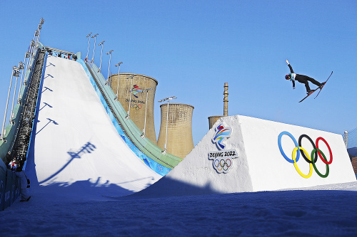 Jedno z dejísk zimných olympijských hier v Pekingu, freestylové lyžiarske stredisko Big Air Shougang, vyvolalo rozruch na sociálnych sieťach pre svoj ťažký industriálny vzhľad.