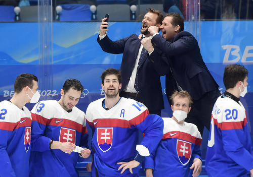 Na snímke hore asistent trénera vľavo Andrej Podkonický a tréner brankárov Ján Lašák a dole slovenskí hráči oslavujú po zisku bronzu po zápase olympijského turnaja v hokeji mužov o bronz Slovensko - Švédsko na ZOH 2022 v Pekingu.