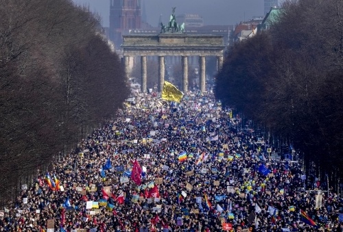 Tisíce ľudí protestujú proti ruskej invázii na Ukrajinu v nemeckom Berlíne 27. februára 2022. Organizátori odhadujú, že na demonštrácii sa zúčastnilo 500-tisíc ľudí.