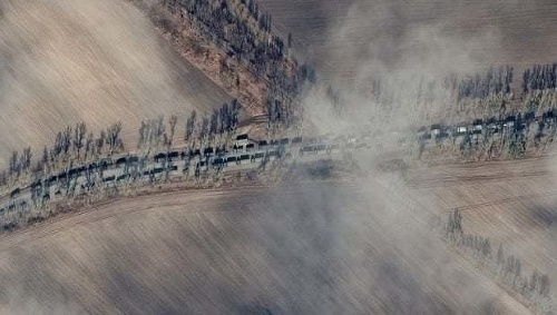 Satelitné snímky ukazujú veľký konvoj ruských jednotiek smerujúcich ku Kyjevu.