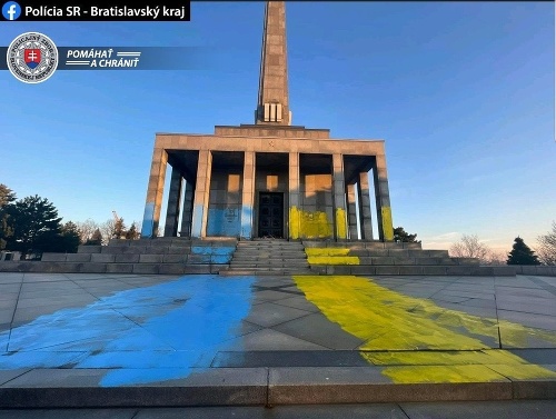 Ikonu Bratislavy - vojenský pamätník Slavín neznámy páchateľ natrel žltou a modrou farbou.