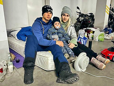 Abramenko sa s manželkou a so synom skrývajú v podzemnej garáži.