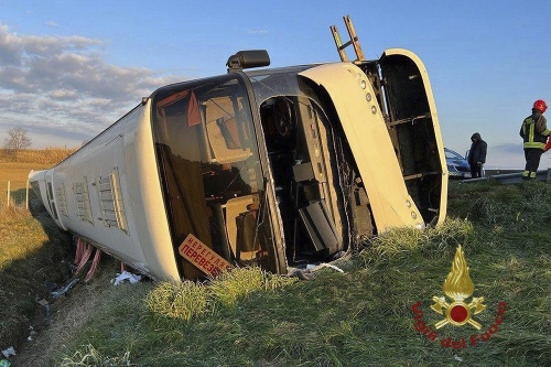 Na snímke autobus, ktorý havaroval na diaľnici neďaleko mesta Forli na severe Talianska v skorých ranných hodinách v nedeľu 13. marca 2022.