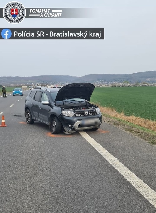 Dacia zostala po nehode v jazdnom pruhu otočená do protismeru.