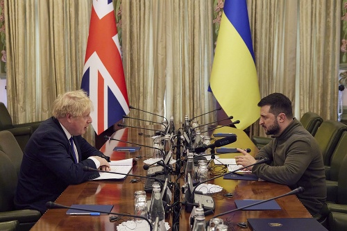 Britský premiér Boris Johnson (vľavo) a ukrajinský prezident Volodymyr Zelenskyj diskutujú počas stretnutia v Kyjeve v sobotu 9. apríla 2022.