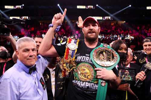 Na štadióne vo Wembley si pred 94 000 divákmi zmerajú sily dva borci – anglický majster sveta Tyson Fury a jeho krajan Dillian Whyte.