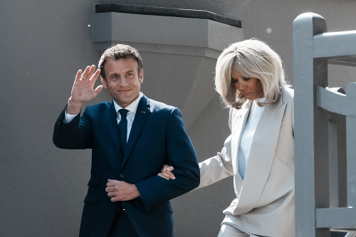 Francúzsky prezident a centristický kandidát Emmanuel Macron a prvá dáma Francúzska Brigitte Macronová.
