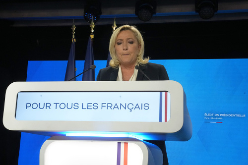 Krajne pravicová líderka Marine Le Penová hovorí po tom, keď boli v nedeľu 24. apríla 2022 v Paríži zverejnené predbežné prognózy výsledkov druhého kola francúzskych prezidentských volieb. Francúzske agentúry pre prieskum verejnej mienky predpokladajú, že centristický úradujúci prezident Emmanuel Macron vyhrá nedeľňajšie druhé kolo francúzskych prezidentských volieb a porazí ďaleko. Pravicová rivalka Marine Le Penová v tesných pretekoch, ktoré boli zahalené vojnou na Ukrajine a zaznamenali prudký nárast podpory extrémistických myšlienok.