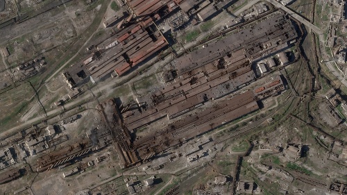  Na satelitnej snímke z Planet Labs PBC sú poškodené ukrajinské oceliarne Azovstaľ v obliehanom ukrajinskom prístavnom meste Mariupol 