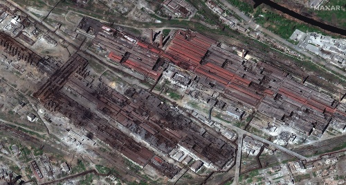 Oceliareň Azovstal v Mariupole značne zničili ruské útoky, ukazujú to satelitné snímky spoločnosti Maxar Technologies z piatka.