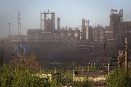 Dym stúpa z oceliarní Azovstaľ počas ostreľovania v obliehanom ukrajinskom prístavnom meste Mariupol počas 73. dňa ruskej invázie na Ukrajinu v sobotu 7. mája 2022.