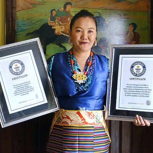 Certifikát: Nepálčanka a potvrdenie, že je ženskou rekordérkou v počte výstupov na najvyššiu horu sveta