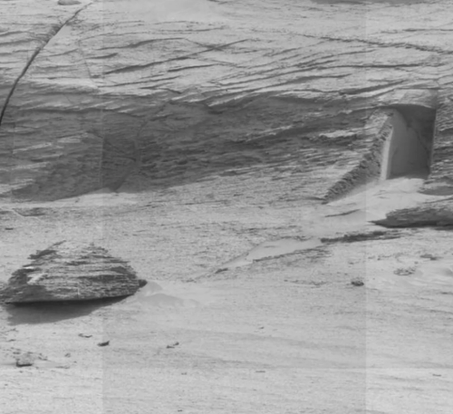 Úkaz na fotografii z Marsu vyzerá ako dvere.