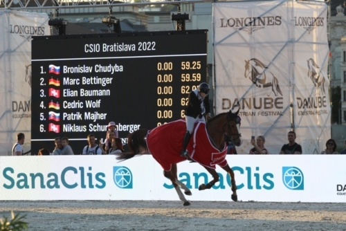Na Tyršovom nábreží v Bratislave sa od štvrtka konajú medzinárodné parkúrové preteky Danube Equestrian Festival.