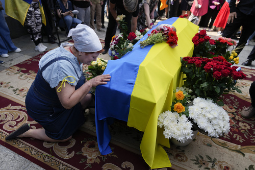 Ukrajina sa naposledy lúčila s padlým hrdinom Romanom Ratušným.