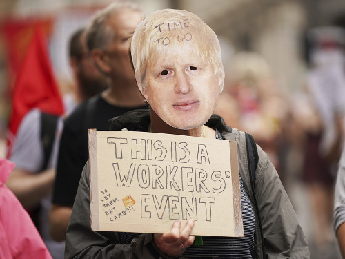 Protest proti prudkému zvyšovaniu životných nákladov v Británii.
