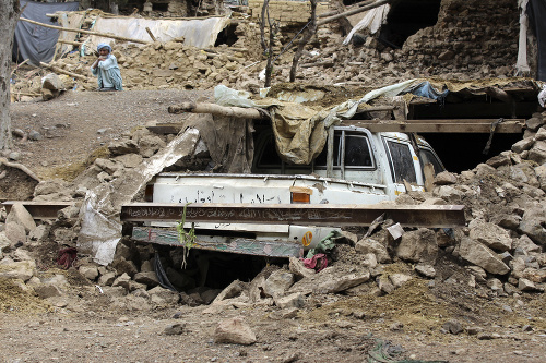 Záchranári i obyvatelia regiónov na východe Afganistanu vo štvrtok pokračujú v snahách o záchranu ľudí, ktorí pri stredajšom silnom zemetrasení uviazli pod ruinami svojich domov.