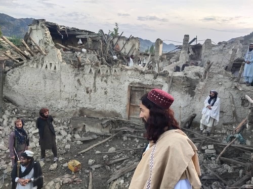 Na snímke zo štátnej tlačovej agentúry Bachtár Afganci sa pozerajú na škody spôsobené zemetrasením v afganskej provincii Paktíká na východe Afganistanu 22. júna 2022.