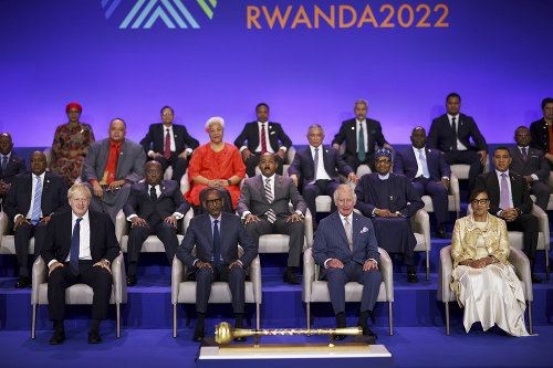 Na snímke v popredí zľava britský premiér Boris Johnson, rwandský prezident Paul Kagame, britský princ Charles a generálna tajomníčka Commonwealth of Nations Patricia Scotlandová počas slávnostného otvorenia stretnutia predsedov vlád Commonwealthu (CHOGM) v Kigali v Rwande. Významní predstavitelia a delegáti vrátane britského premiéra Borisa Johnsona (vľavo) tlieskajú, keď britský princ Charles (vpravo) kráča na pódium počas otváracieho ceremoniálu stretnutia predsedov vlád Spoločenstva národov (CHOGM) v piatok 24. júna 2022 v Kigali v Rwande.