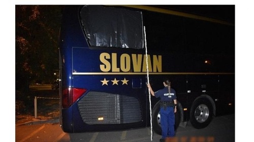 Poškodený klubový autobus Slovana v Budapešti.