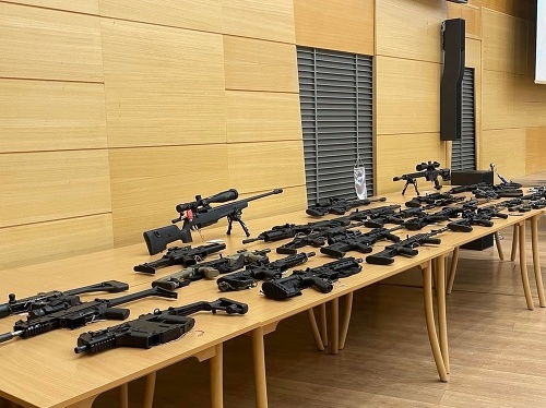 Takýto arzenál zbraní našla polícia v dome Slováka.