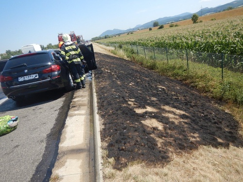 Požiar zasiahol motorovú časť vozidla a palubnú dosku, rozšíril sa aj na trávnatý porast v blízkosti diaľnice.